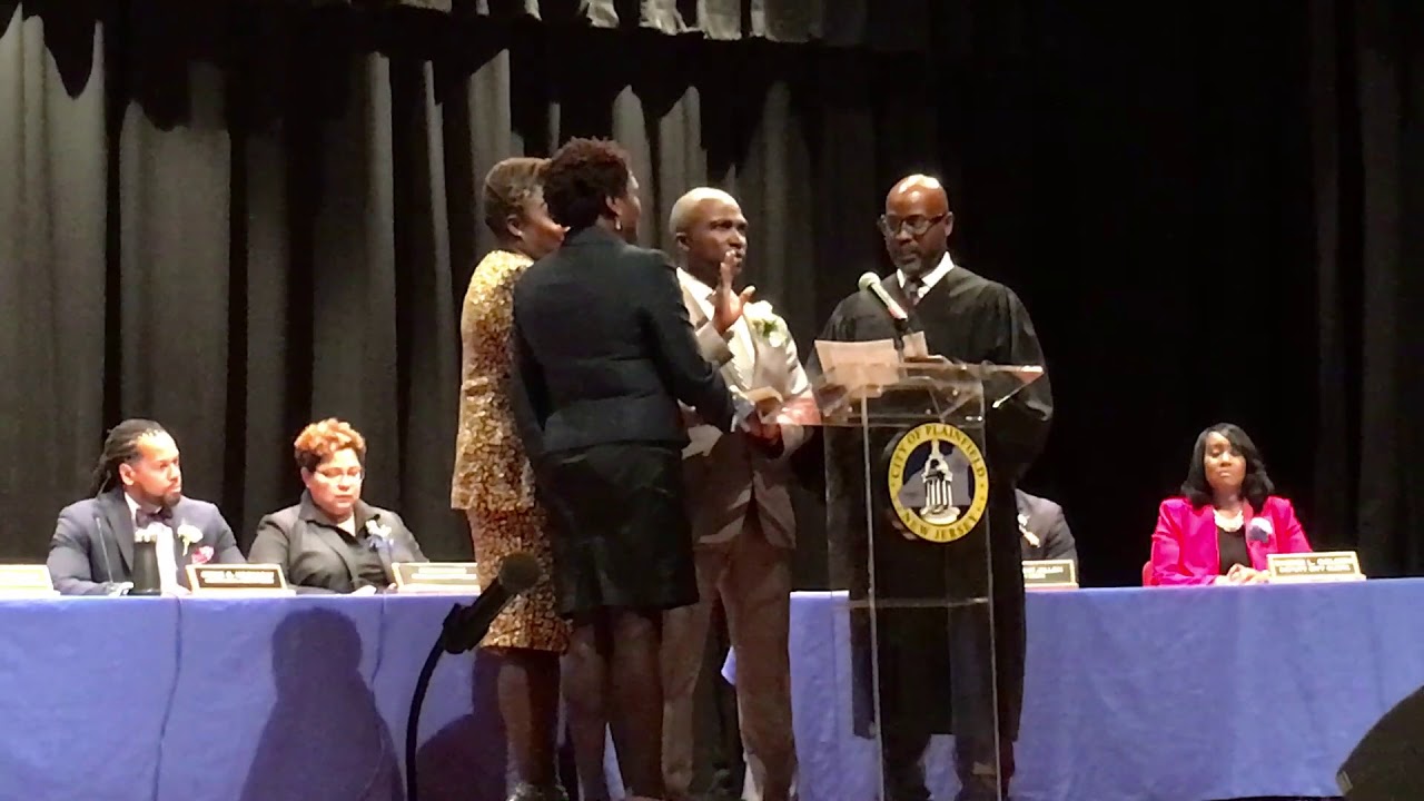 Plainfield Mayor Adrian O. Mapp being sworn in hyperlocal app