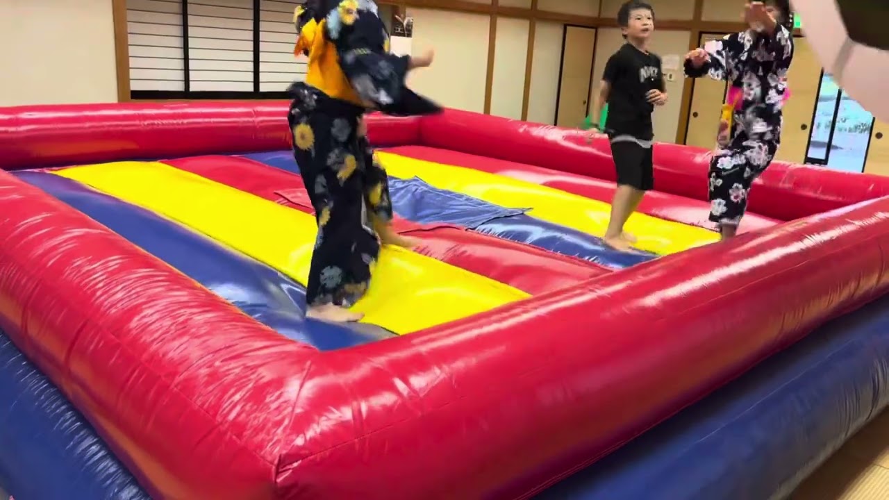 夏祭りのふわふわ遊具