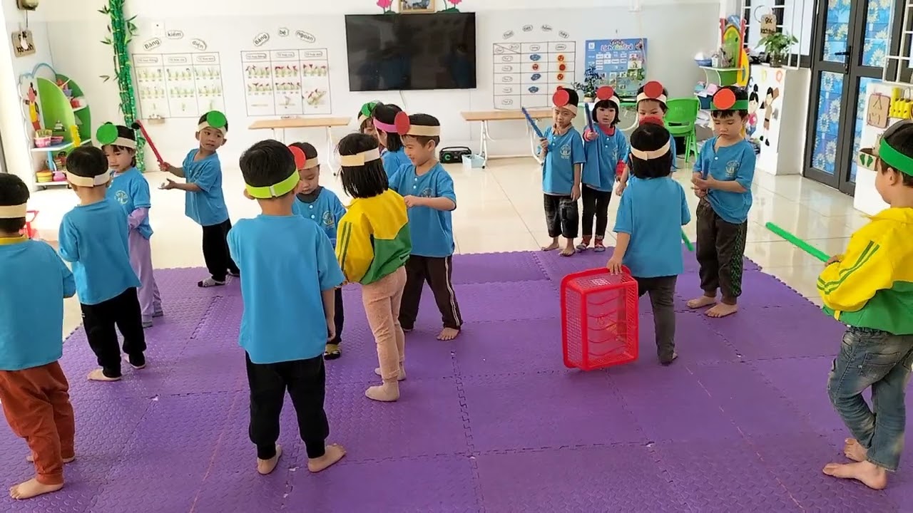 Trần Hà. chuyền bóng 2 bên theo hàng ngang