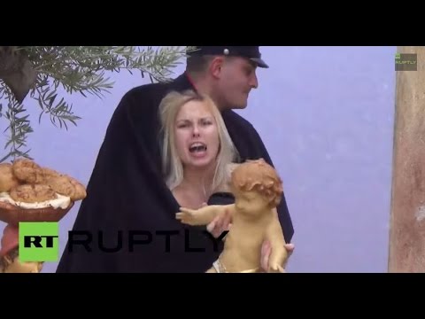 Holy See: Topless FEMEN activist kidnaps baby Jesus