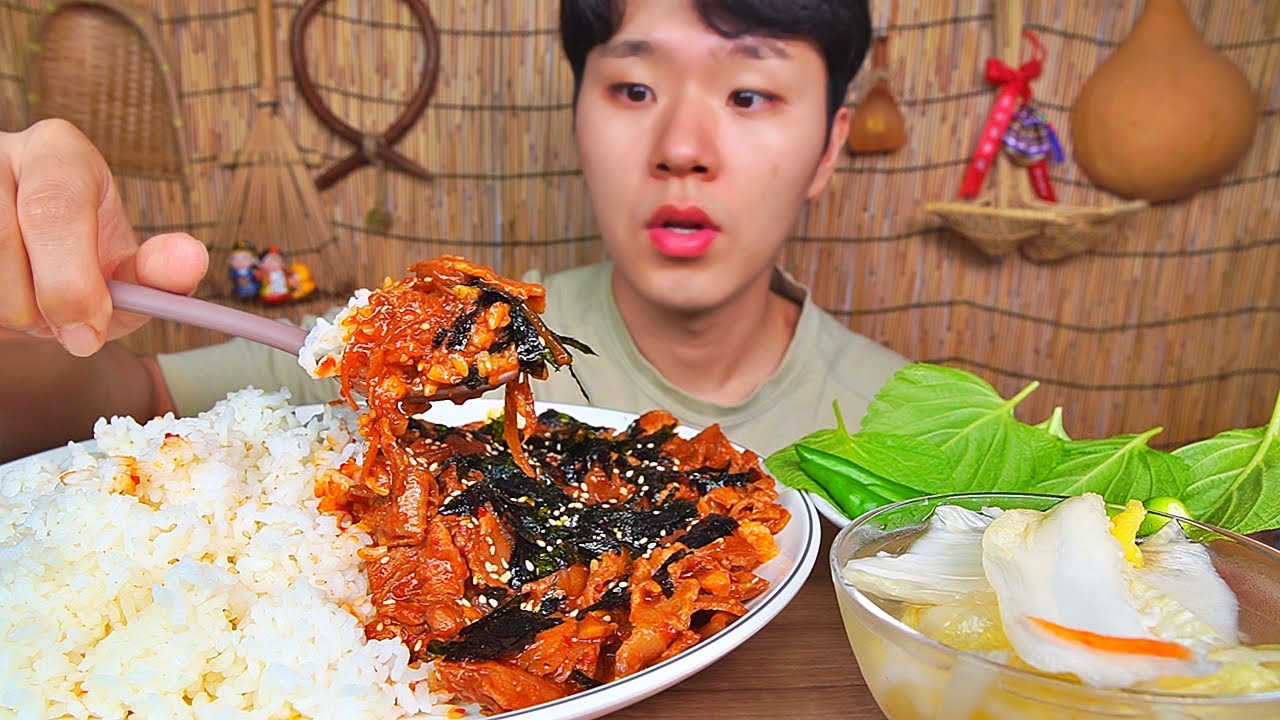 제육덮밥 기깔나게 만들어왔어요. 숟가락이 쉴 틈이 없습니다. BOWL OF RICE TOPPED WITH PORK KIMCHI KOREAN FOOD ASMR MUKBANG.