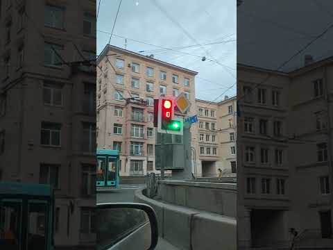 Неправильные правила проезда на стрелку светофора.