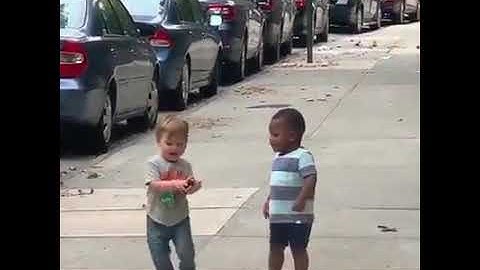 Il video dei due bambini che si abbracciano a New York