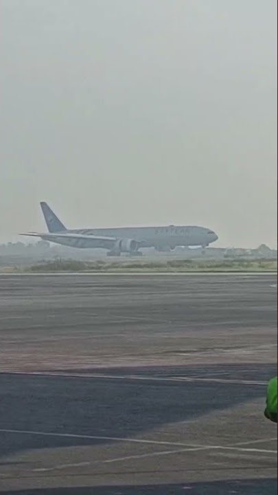 Boeing 777-300ER landing di bandara Lombok.