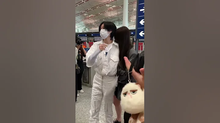 機場直拍！陸柯燃虞書欣一酷一甜 兩人親密互動咬耳朵靠肩膀 - 天天要聞