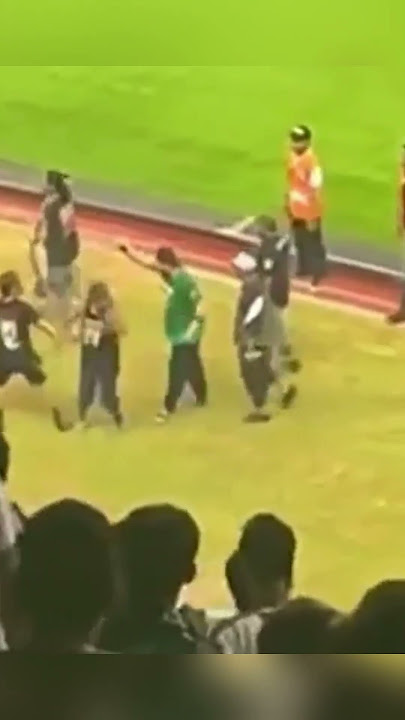 Cak Melky Turun Hentikan Chant Rasis saat Laga Persebaya vs Persib Bandung di Stadion GBT