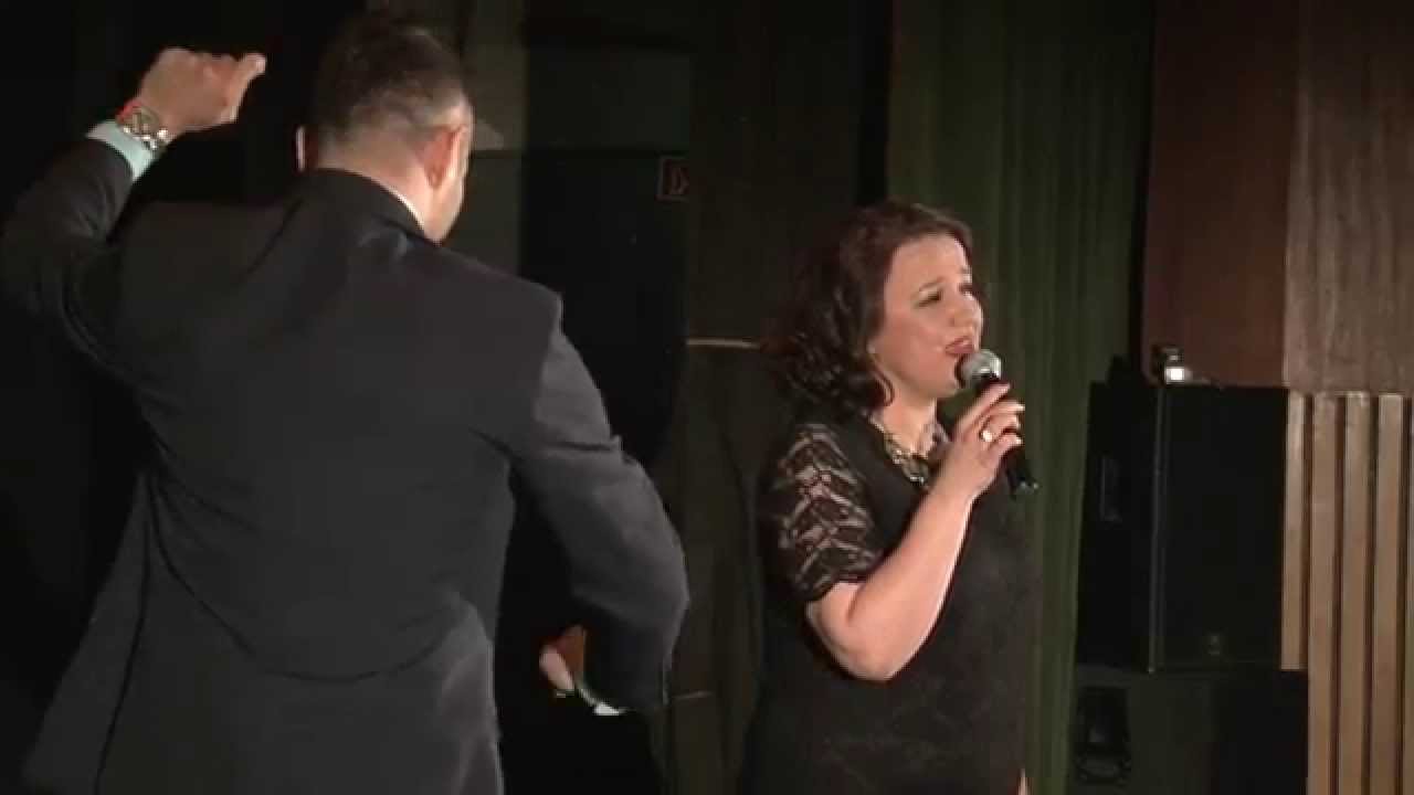 Cigánykerék - Napkelettől / Náray Erika ( km.: Muhari Tamás )