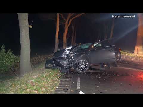 Auto frontaal op boom op de JJ Gorterlaan