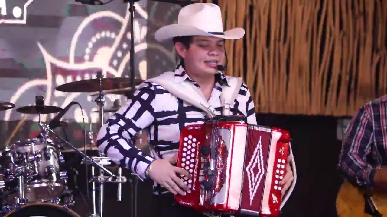 Grupo Solicitado - Sembrador de Amor/La Najayita (Popurrí de Cumbias En Vivo)