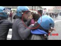 Scontri tra polizia e studenti a Napoli: ragazzo fermato e preso per i capelli