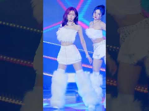 <strong>하얀</strong> <strong>털</strong> 코디 윈터 Next Level 에스파 (aespa) @231210 케이링크 직캠