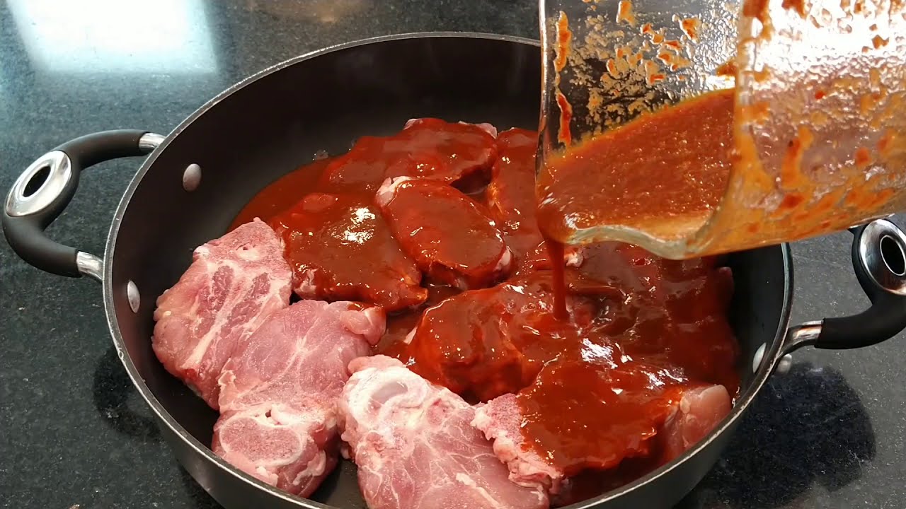 Espinazo de cerdo en chile guajillo