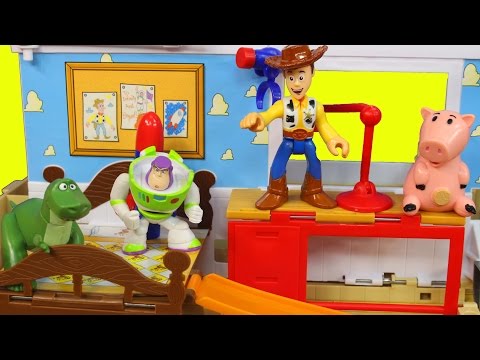 Buzz Lightyear flies and Woody gets in trouble at Pizza Planet | Superhero toys