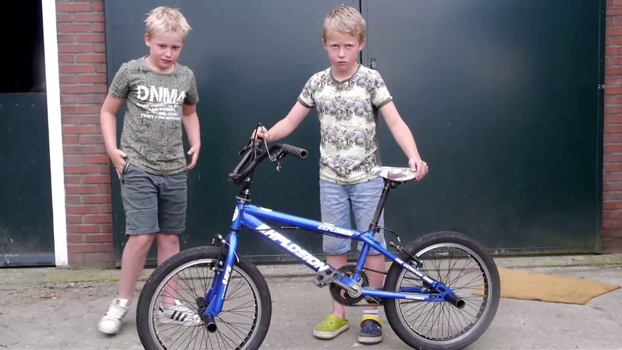 Een fiets ketting spannen met Yannick en Erwan - YouTube