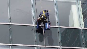 CHICAGO HIGH RISE DARING WINDOW WASHER