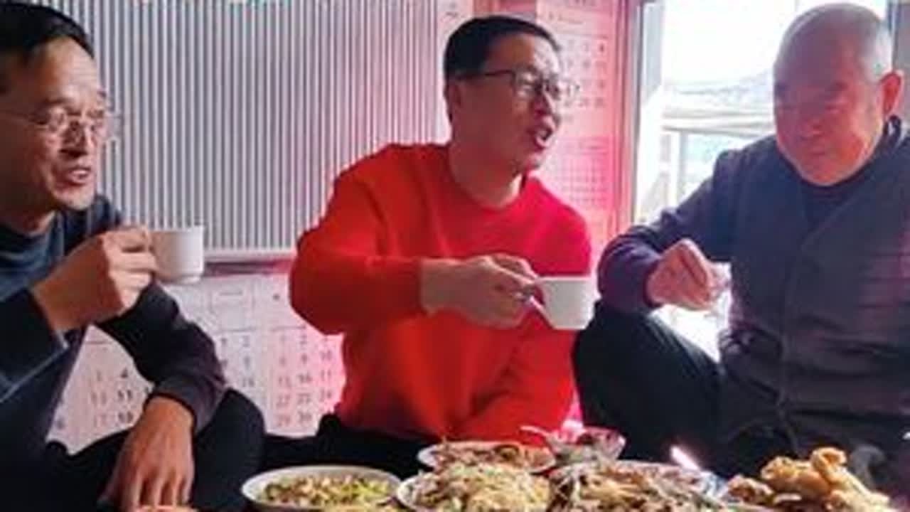 威海农村三个女婿去老丈人家拜年，看看有没有排面，满嘴方言土语 #农村生活#过大年 #女婿 #去老丈人家#拜年