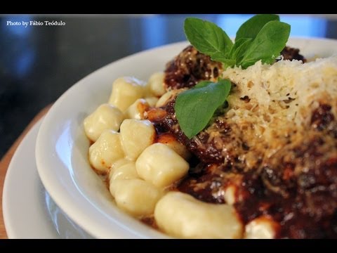 Gnocchi com ragu de costela