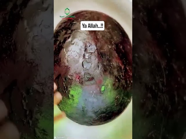 Momen langka di kabah, batu hajar aswad dilumuri minyak gaharu class=