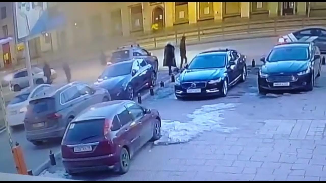 Совершены 3 нападения. Мигрант напал на полицейского в Петербурге кровь на лице.