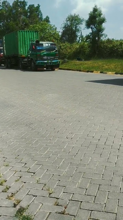 Subhanallah.. Pak Sopir selalu ada waktu untuk Sholat. smoga sllu dlm lindungan-Nya.#sholat #driver