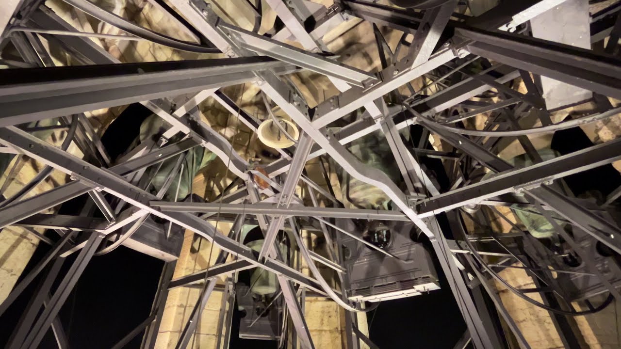 Звон колоколов в Вероне в честь всех святых и поминовения усопших