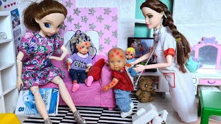 SOMEONE BIT US. Katya and Max are a funny family! Funny dolls stories of Barbie and LOL Darinelka TV