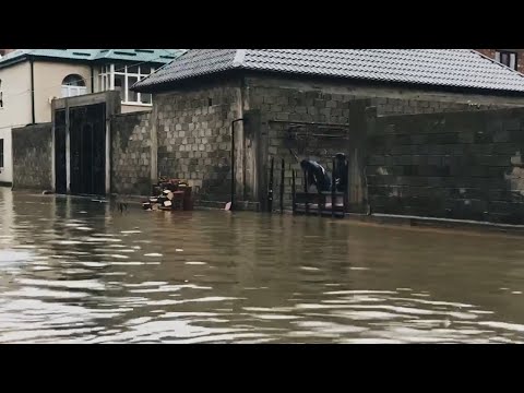 Ливни затопили Махачкалу. Дома ушли под воду, людей эвакуируют