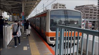 209系500番台M82編成 [菱形パンタグラフ] が各駅停車府中本町行きとして北朝霞駅1番線から発車するシーン (1282E) 2026.6.22.12:59