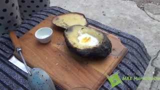 Запекаем яйцо в картофеле на углях / How To Cook An Egg In A Potato