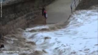 Chica arrastrada por una ola en la playa del Sardinero, Santander