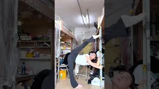 Gotta practice like this in the dorm #teacher #dance #holisticballet #flexibility #training