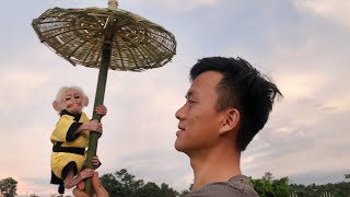 Little Monkey Bon is fascinated by his father's skill in weaving bamboo umbrellas