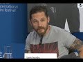 Tom hardy deja en ridculo a periodista