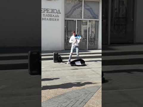 Парень Круто Играет