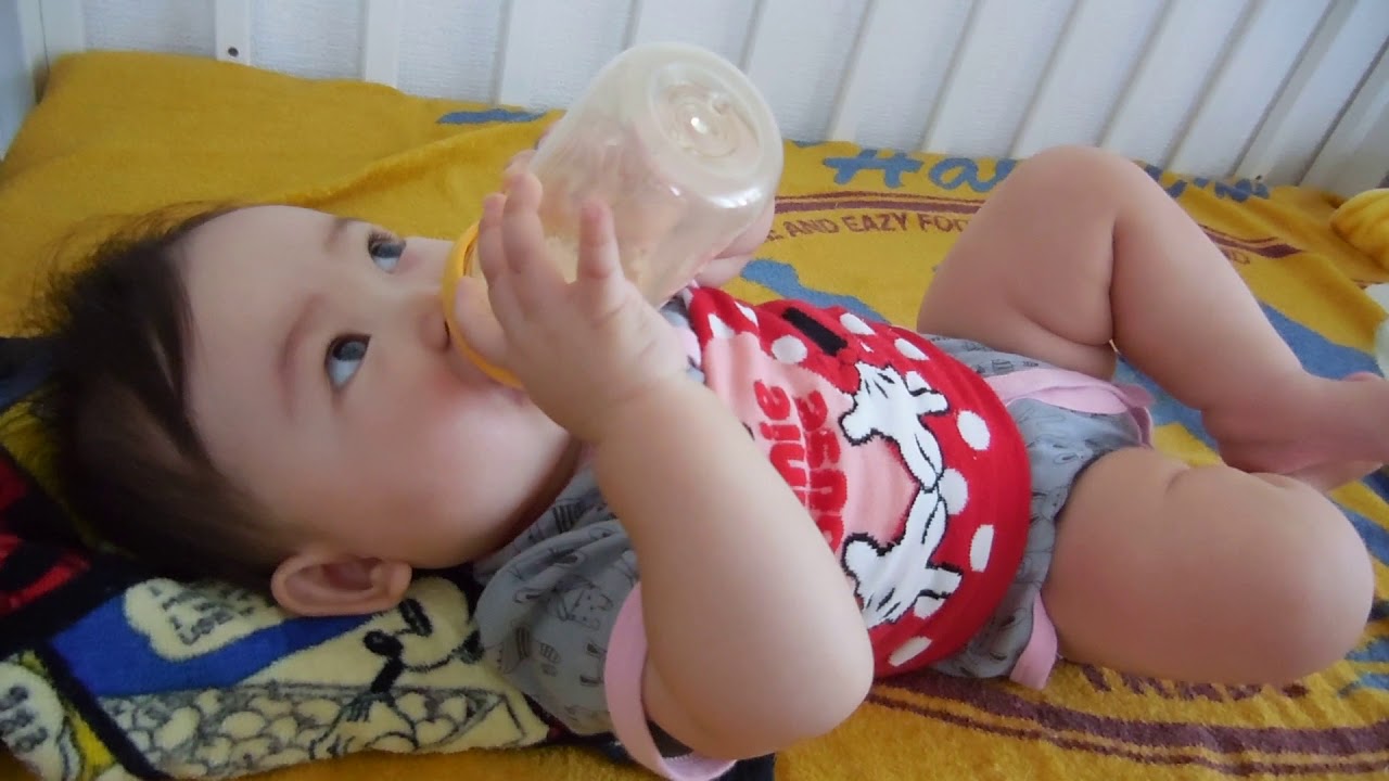 0歳10ヶ月 ベビーベッドでミルクを飲む Youtube