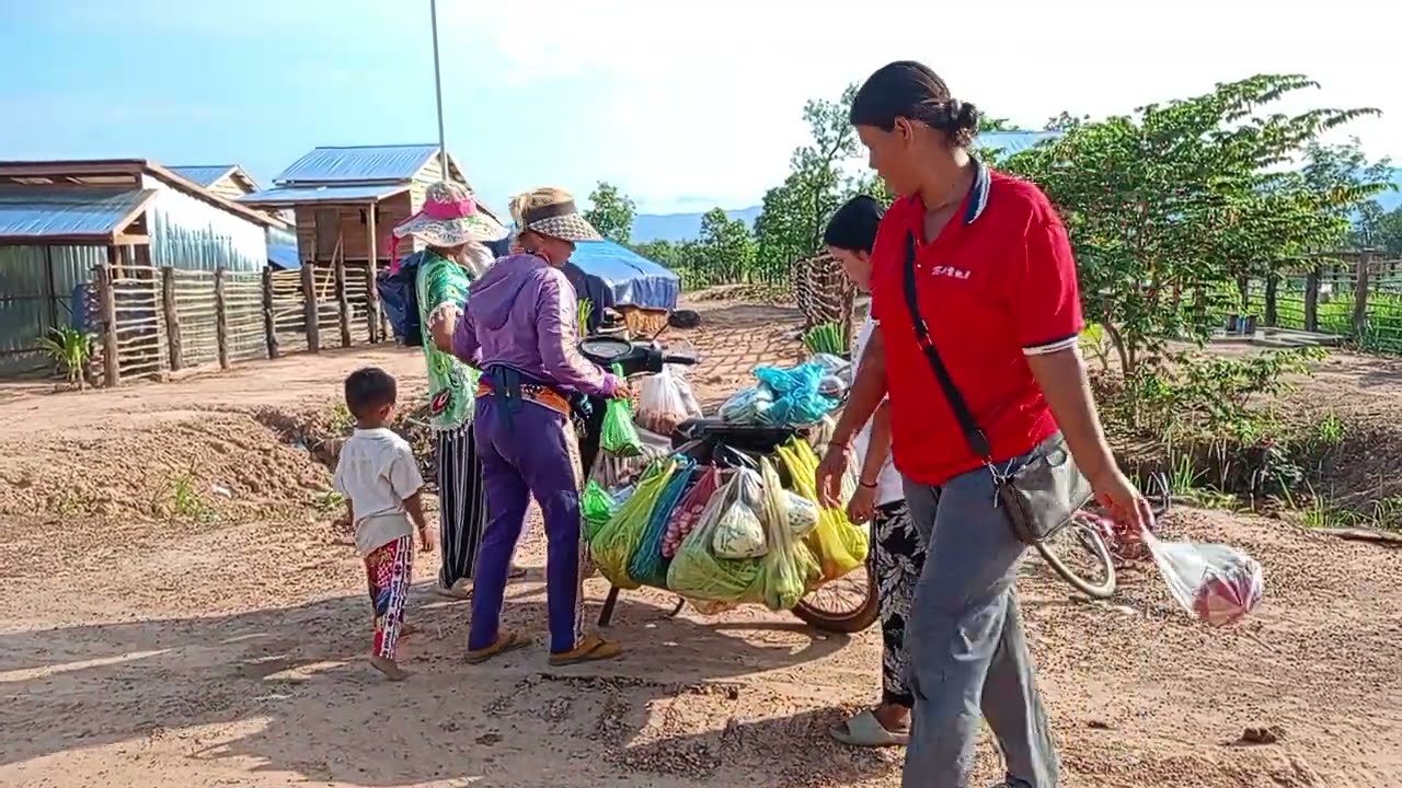 លោកពូថែនទៅលក់មីឆាប្រហិតចៀនខូចរម៉កម៉ូតូរាល់ថ្ងៃ