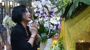 Giây phút nghệ sĩ Mộng Tuyền không kìm được nước mắt khi đứng bên linh cửu giai nhân Thẩm Thuý Hằng