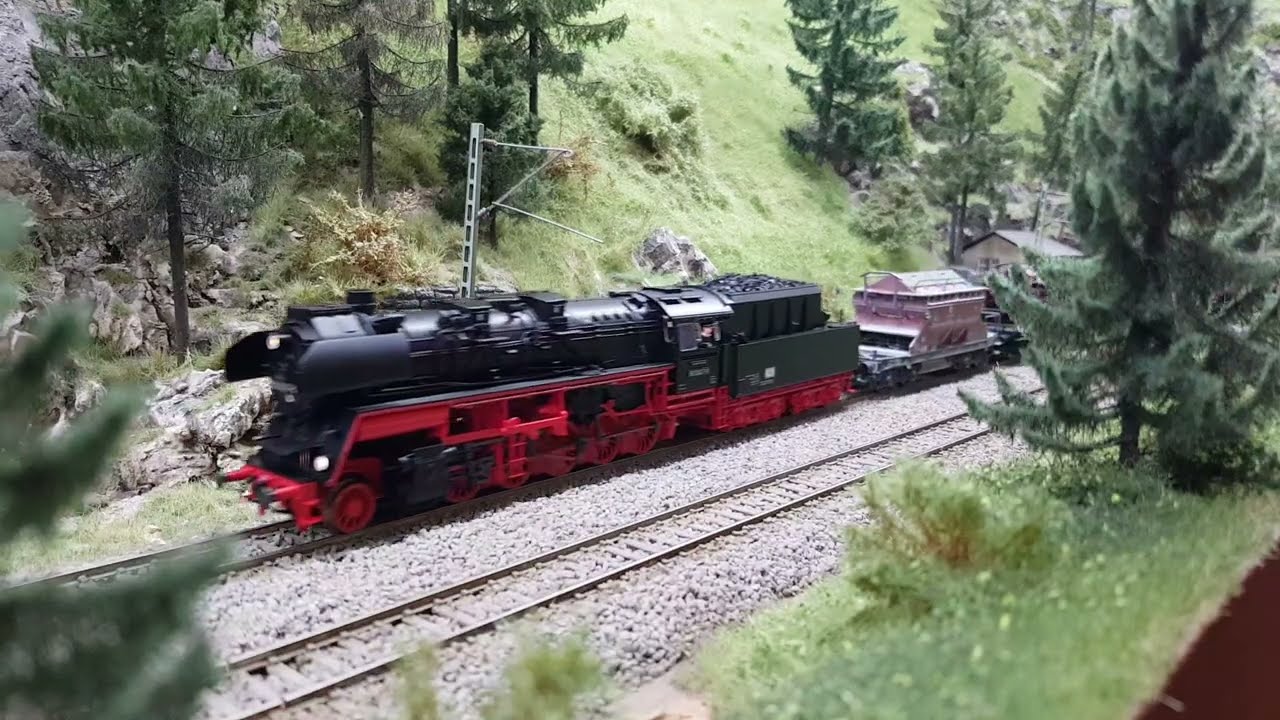 Züge an der Hauptstrecke zu DR Zeiten