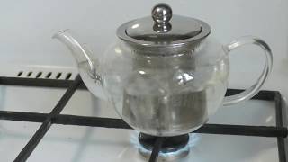 Кипячу воду в стеклянном чайнике на газовой плите