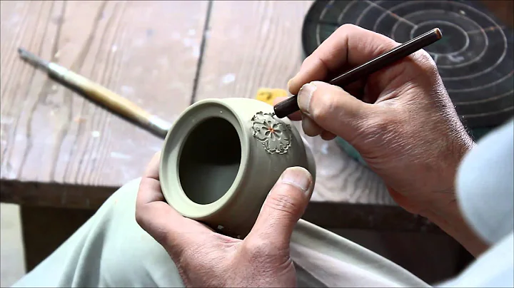 Hand-carved pottery Shinogi Japanese incense burner made by Minoru Ando Kiyomizu ware