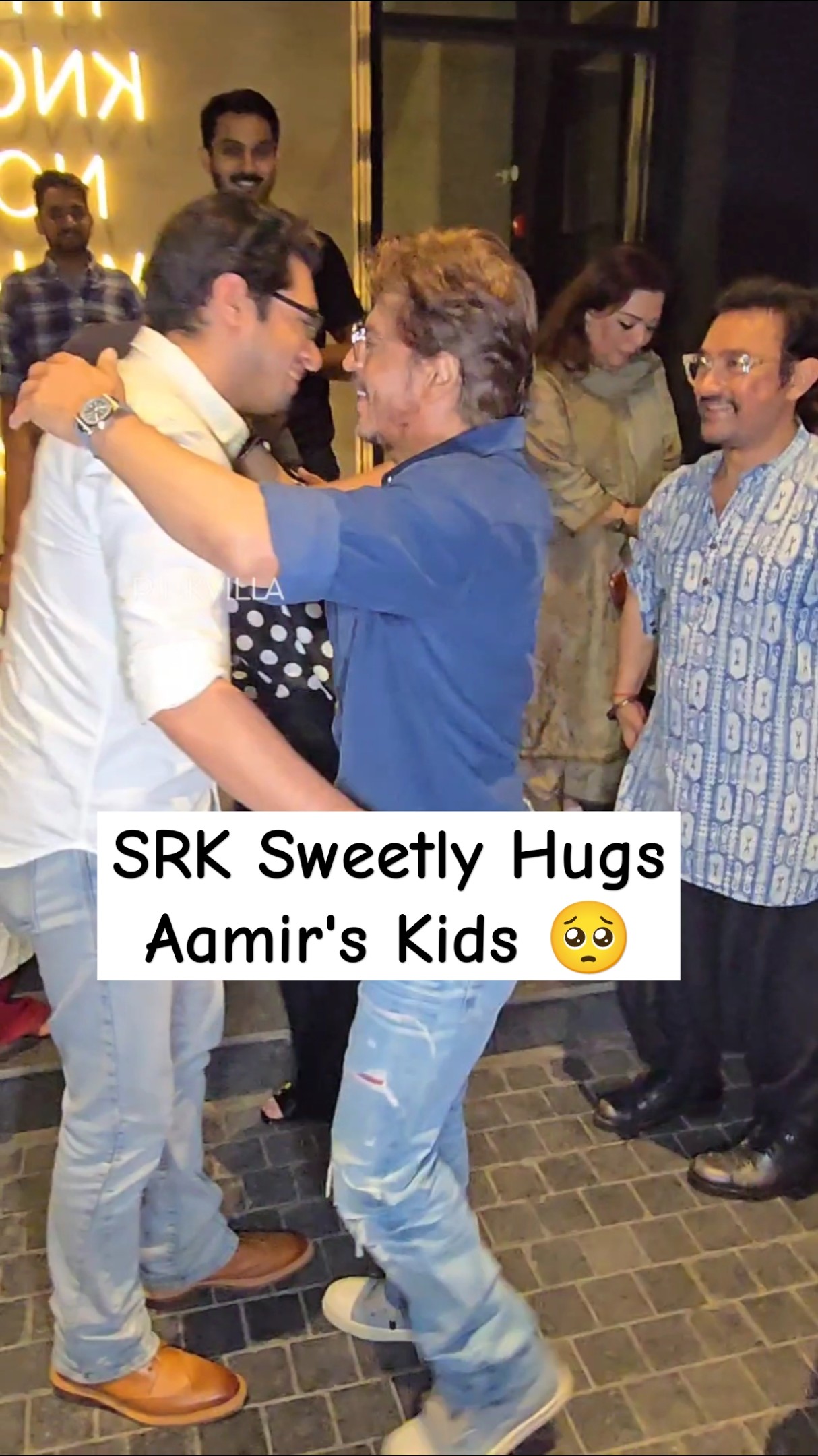 The Way Shah Rukh Khan MEETS Aamir Khan's Kids ?❤️ | #shorts #bollywood #srk #trending #aamirkhan