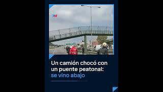 Un Camión Chocó Con Un Puente Peatonal Y Se Vino Abajo