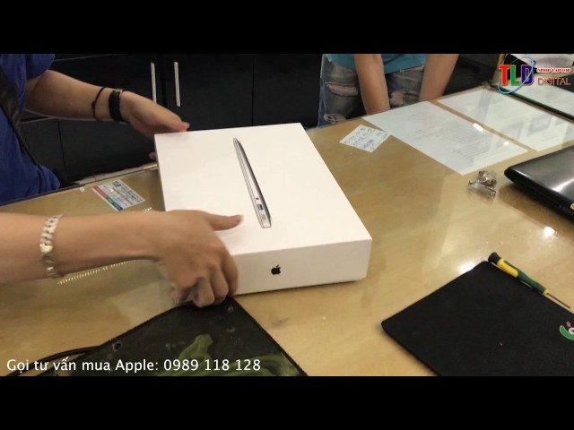 Khách hàng mở hôp Macbook Air 13,3 inch 2017