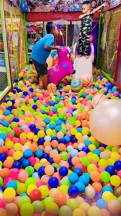 Berdiri di prosotan putih sambil gulung lengan baju lucu ada kuda pink juga #shorts #viral #funny