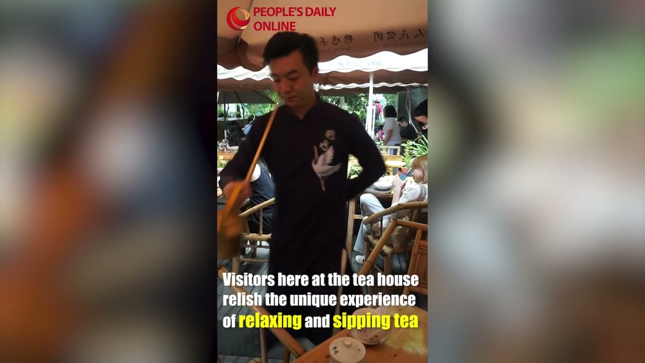 Exploring the charm of long-spout teapot art at Chengdu's century-old Heming Tea House