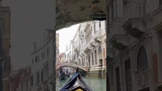 Venecia viajando en góndola