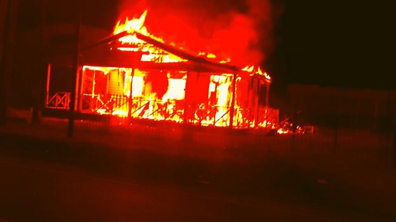 Incendian una casa frente al Aeropuerto