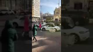 В Киеве блондинка изрубила топором Porsche