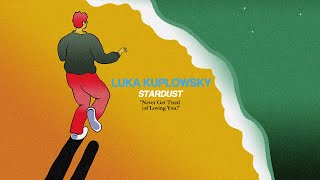 Luka Kuplowsky - Never Get Tired (of Loving You) (Art Track)
The first single from Luka Kuplowskys album Stardust, out now from Mama Bird Recording Co. (US/World) & Next Door Records (Canada). Buy/save/stream/share: https://smarturl.it/mb041
Artwork by Adam Kuplowsky. Animation by Eric J. Loeffler.
Players:
Luka Kuplowsky - Voice, DX7
Thom Gill - Electric Guitar, Synth, Voice
Josh Cole - Electric Bass
Evan Cartwright - Drums
Brodie West - Alto Sax
Aline Homzy - Violin, Viola
Beth Silver - Cello
Robin Dann - Voice
Felicity Williams - Voice
Credits:
Engineered by Stephen Prickett & Ian Gomes
Recorded at Union Sound Studios
Mixed by Stephen Prickett
Mastered by Philip Shaw Bova
String Arrangements by Thom Gill & Luka Kuplowsky
Artwork by Adam Kuplowsky
Photography and Design by Melissa Richards
All Songs © L. Kuplowsky 2020
Lyrics:
I dreamt that I was lost in you
Split between the strength of two
Carrying on like people do
When overwhelmed by what is new, beautiful and true
Borderlines are thrown aside
The victory is without pride
It’s lifted from a patient smile
And the energy of a thunder cloud
I’ll never get tired of loving you
I witnessed it in slow motion
Felt the wind take direction
Took me running through the wide ocean
Feeling like a dolphin might
In conversation with the moonlight
I got the blues in a heavy way
The one that never goes away
It’s ok, it’s just a way
To balance out our loving ways Luka Kuplowsky - Never Get Tired (of Loving You) (Art Track)