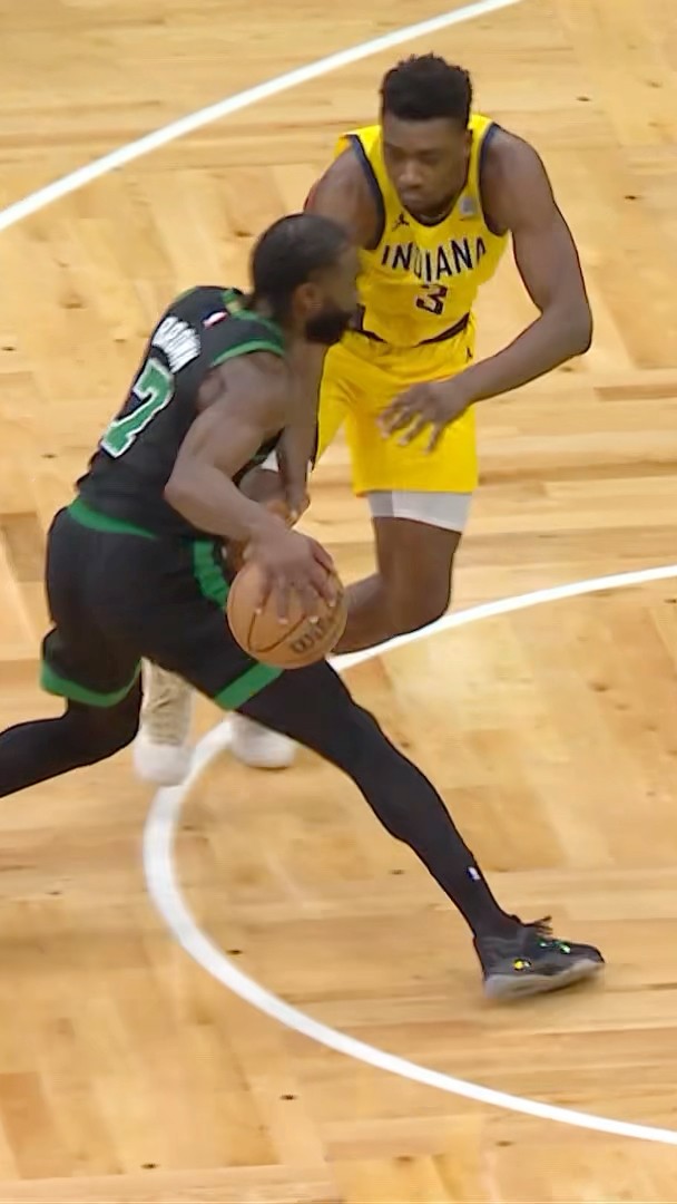 Jaylen Brown gets SHIFTY for the pull-up jumper ?